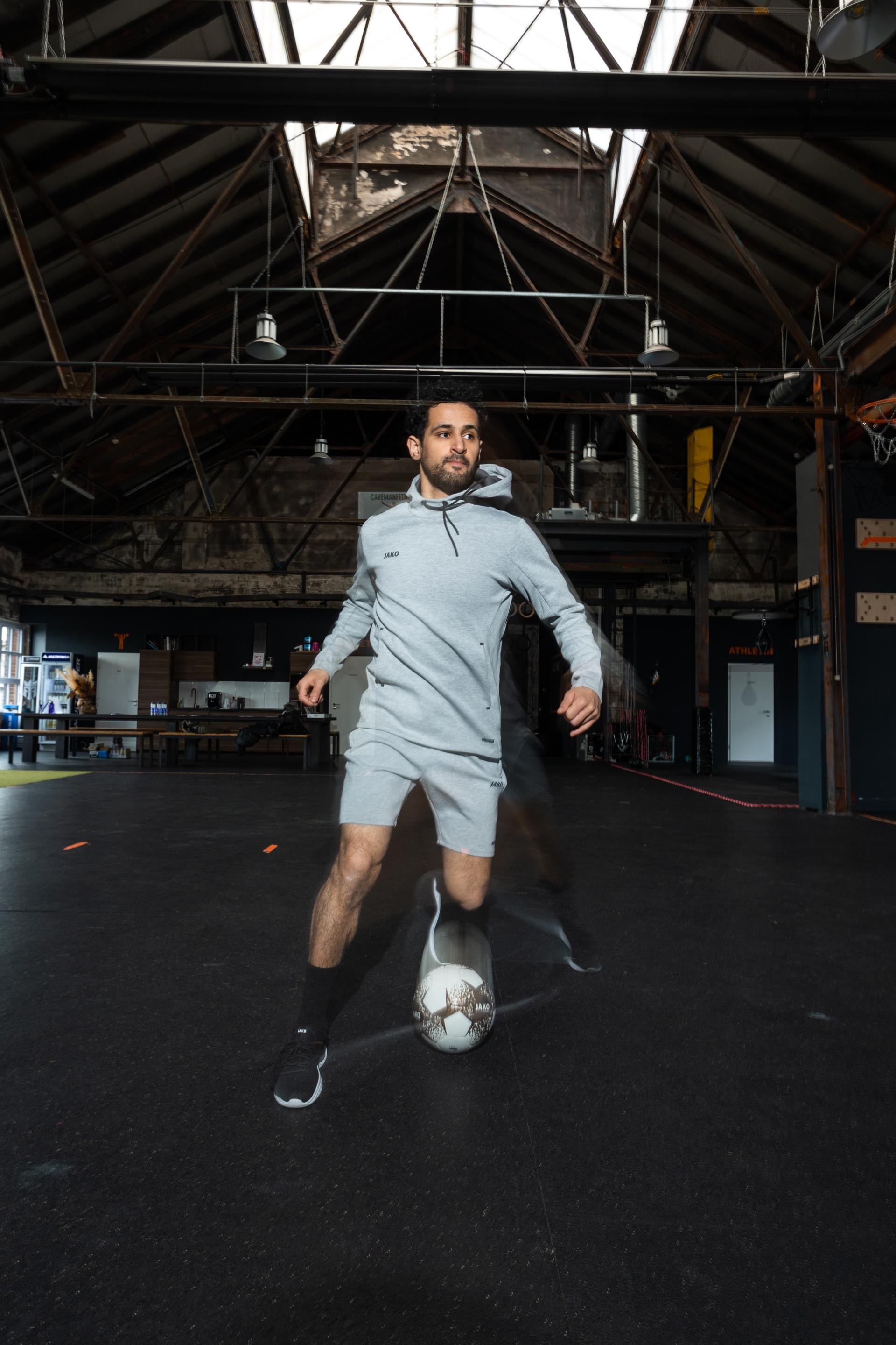 Der Fußball-Freestyle-Künstler spielt Fußball