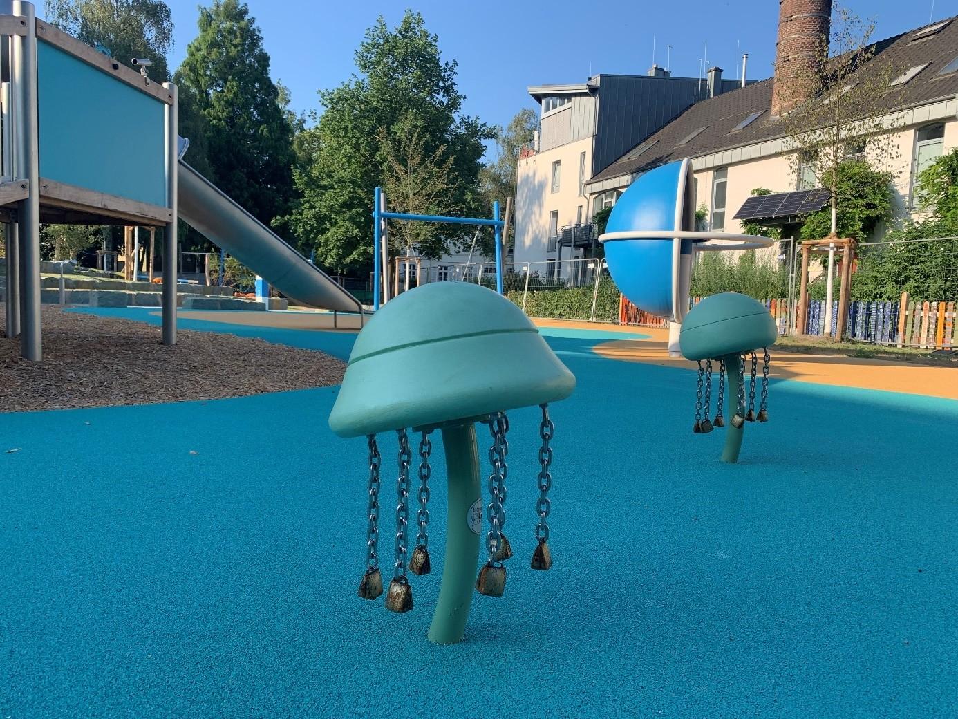 Blaue Quallenfiguren mit Klangkörpern an den Tentakeln regen die Sinneswahrnehmung an.