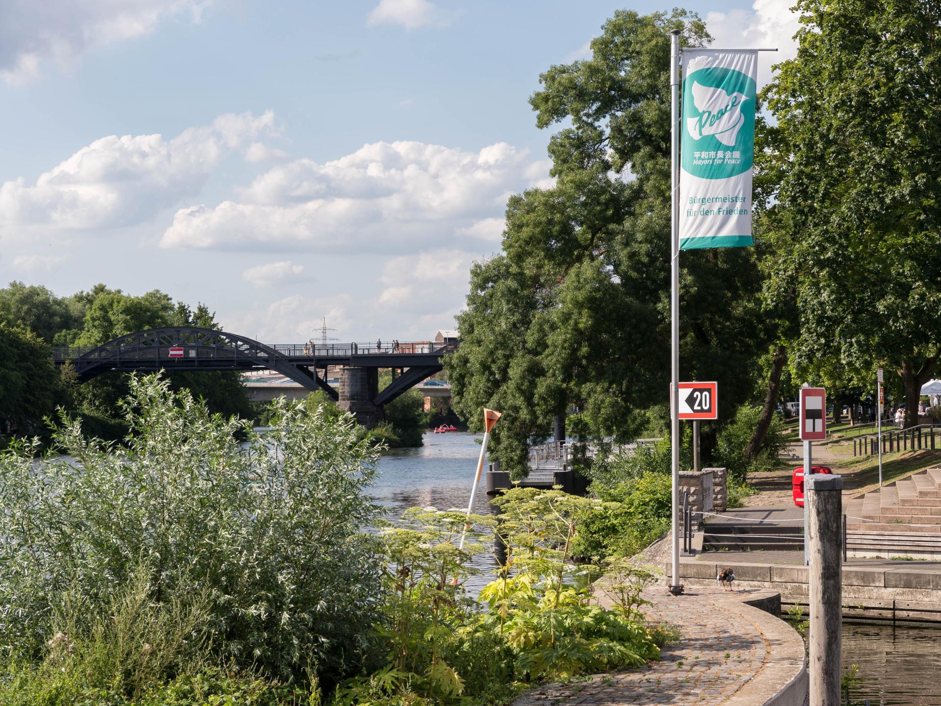 Im Mülheimer Stadthafen weht die Flagge der Mayors for Peace, dem internationalen Zusammenschluss der Bürgermeister für den Frieden.