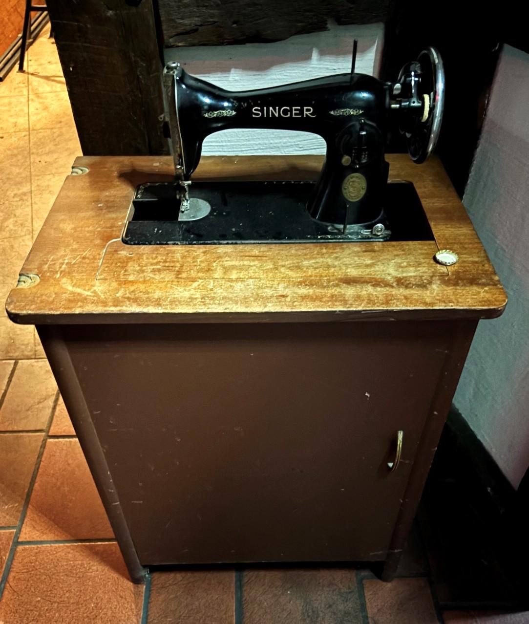 Foto einer alten Nähmaschine aus dem "Ratskeller" Mülheim 