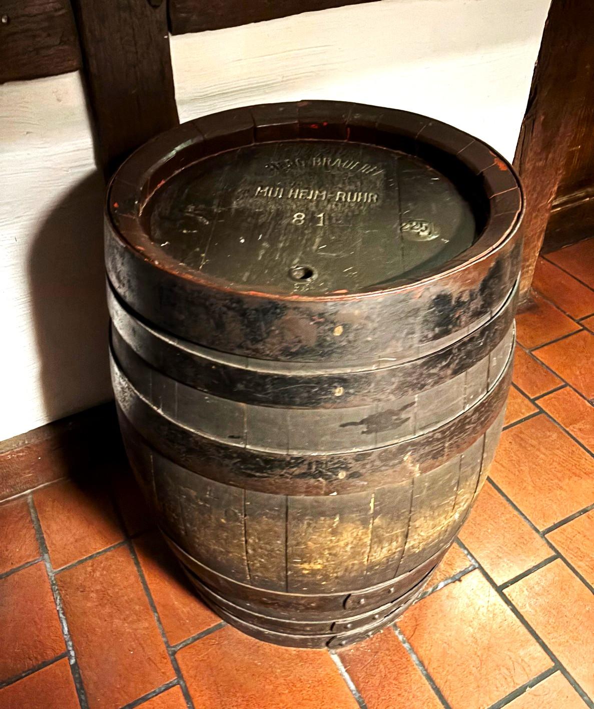 Das Bild zeigt ein altes Bierfass, aufgenommen im Mülheimer "Ratskeller"
