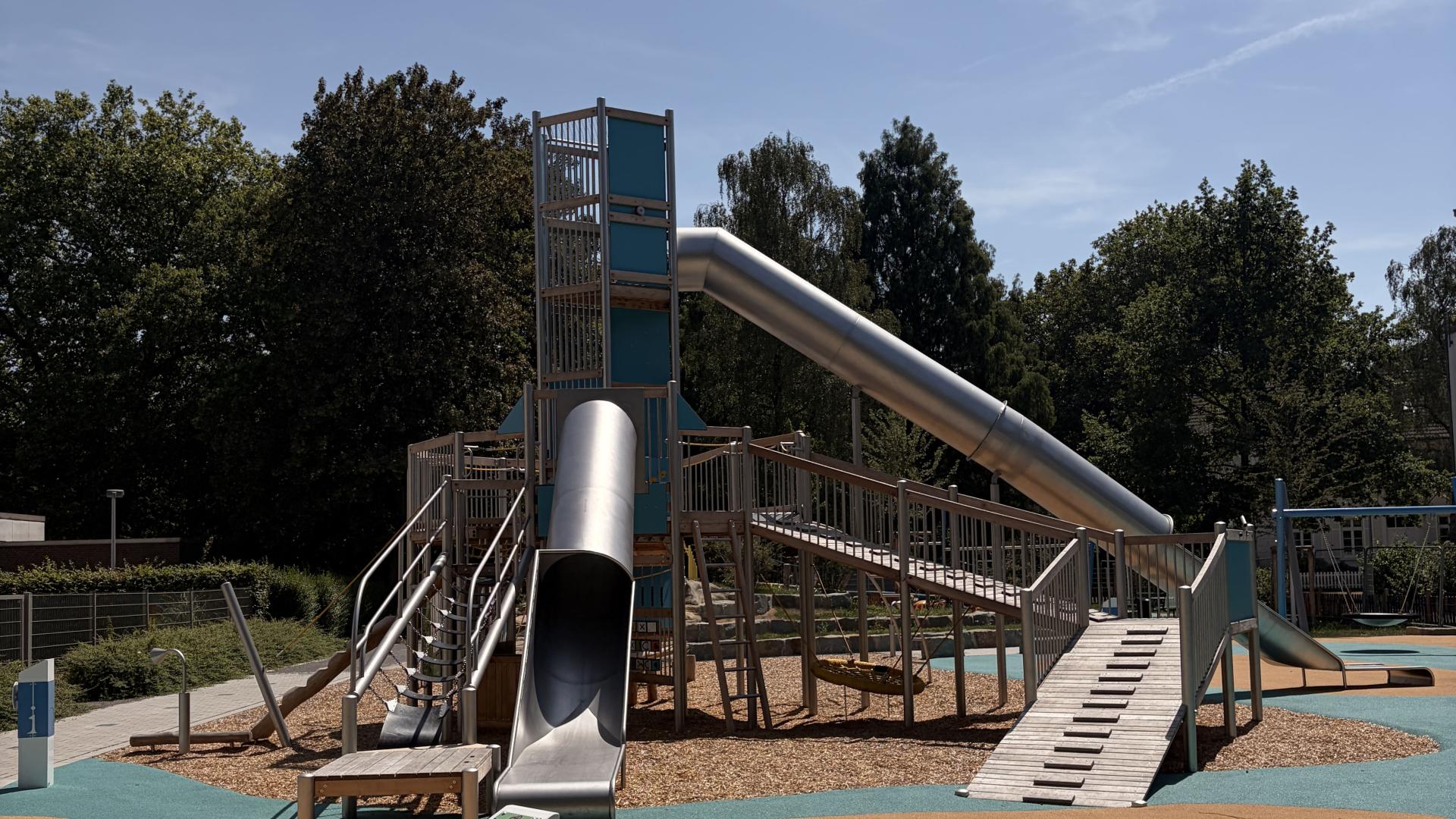 Das Foto zeigt den Rutschenturm auf dem Spielplatz am Schloßberg