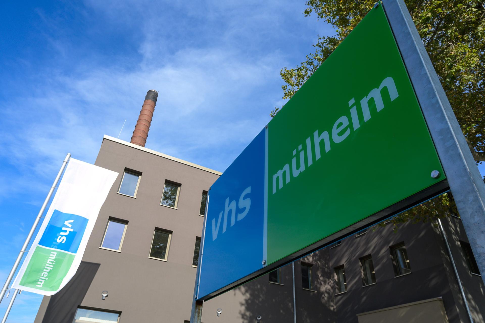 Zu sehen ist die Frontansicht des VHS-Gebäudes an der Aktienstraße