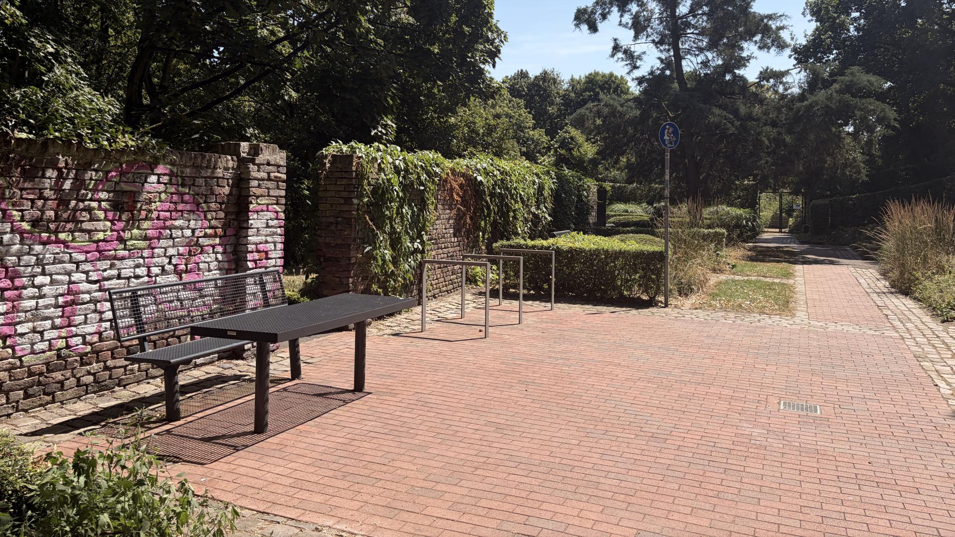 Das Foto zeigt eine neue Bank, einen neuen Tisch und neue Fahrradabstellbügel in der MüGa
