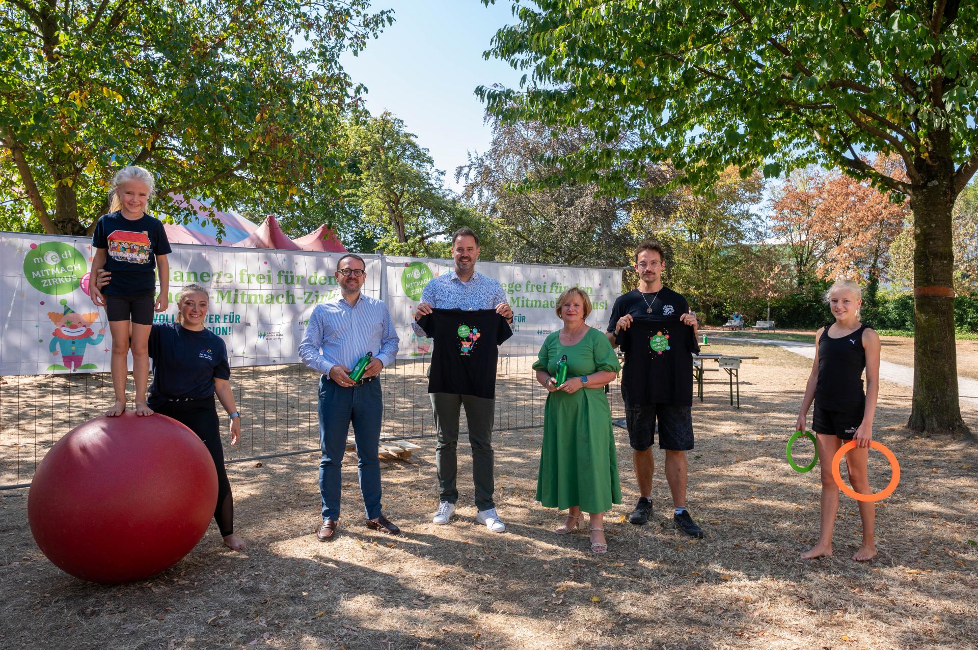 Pressefoto mit Verantwortlichen des medl-Mitmach-Zirkus