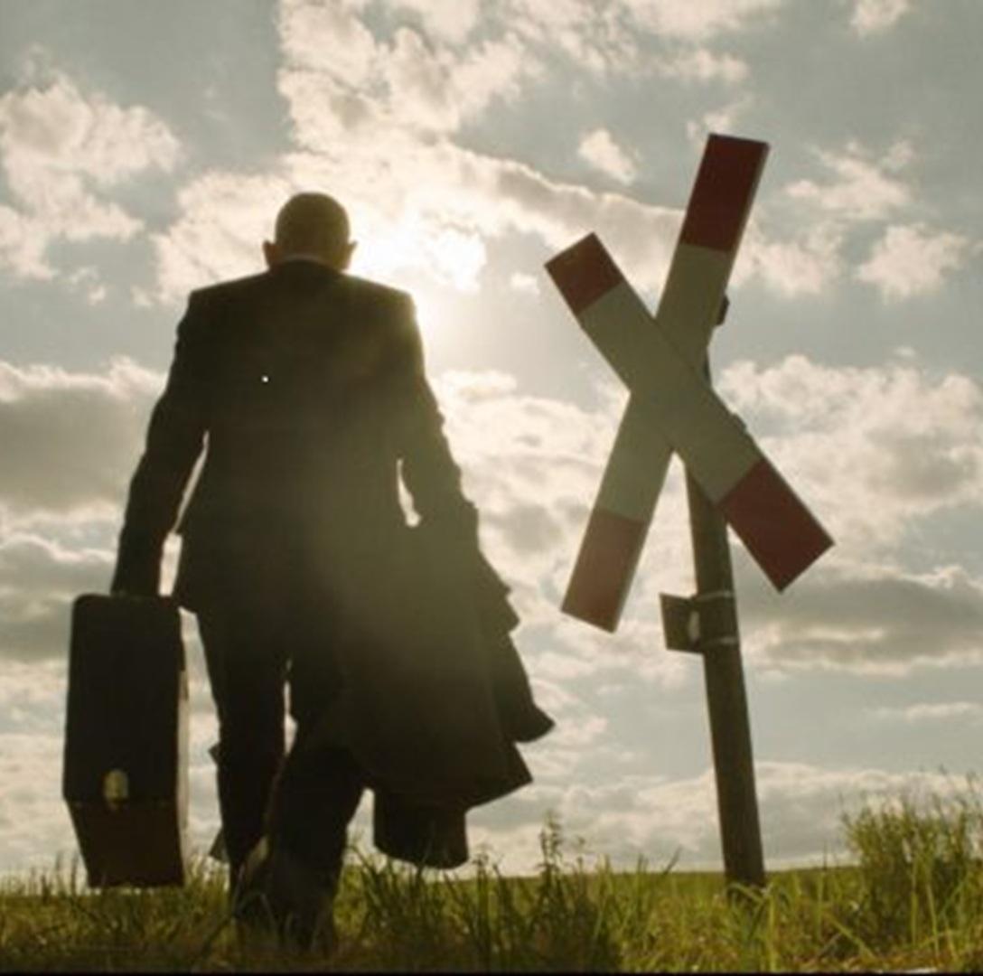 Das Bild zeigt Martin Wuttke, wie er auf ein Andreas-Kreuz zuläuft.