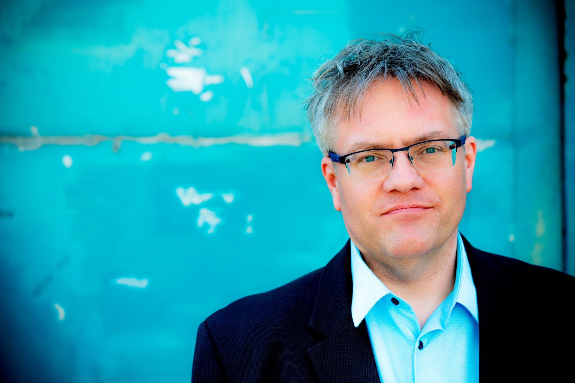 Ein Portrait von dem Kabarettisten und Autor Matthias Reuter.