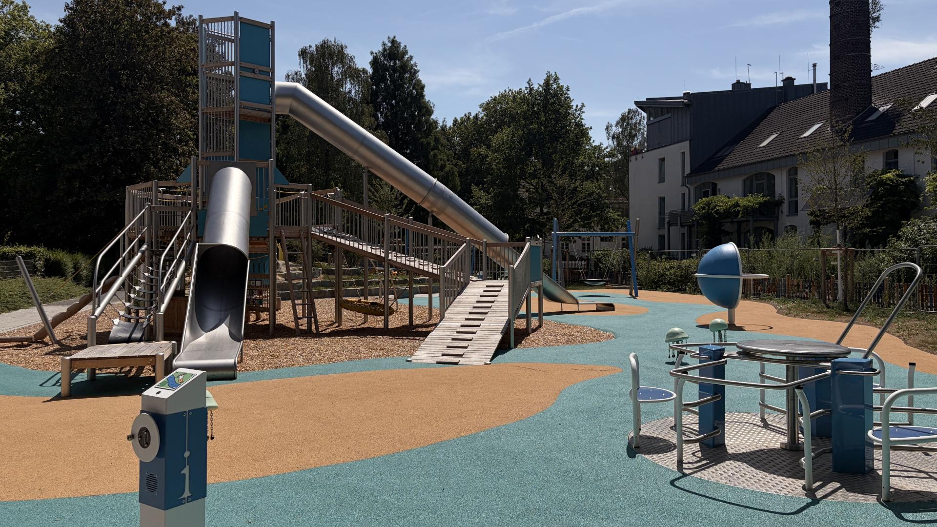 Das Foto zeigt den inklusiven Rutschenturm auf dem neuen Spielplatz am Schloßberg