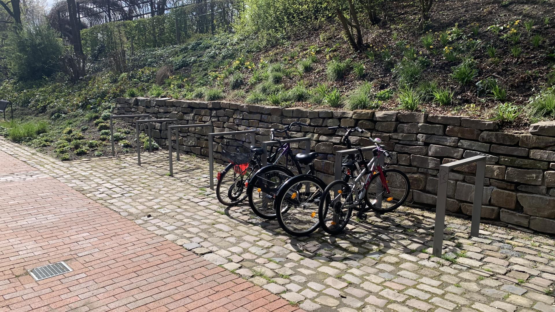 Das Foto zeigt den Eingangsbereich vom RS1 zur MüGa, hier sind Fahrradständer aufgestellt worden und die Bepflanzung erneuert
