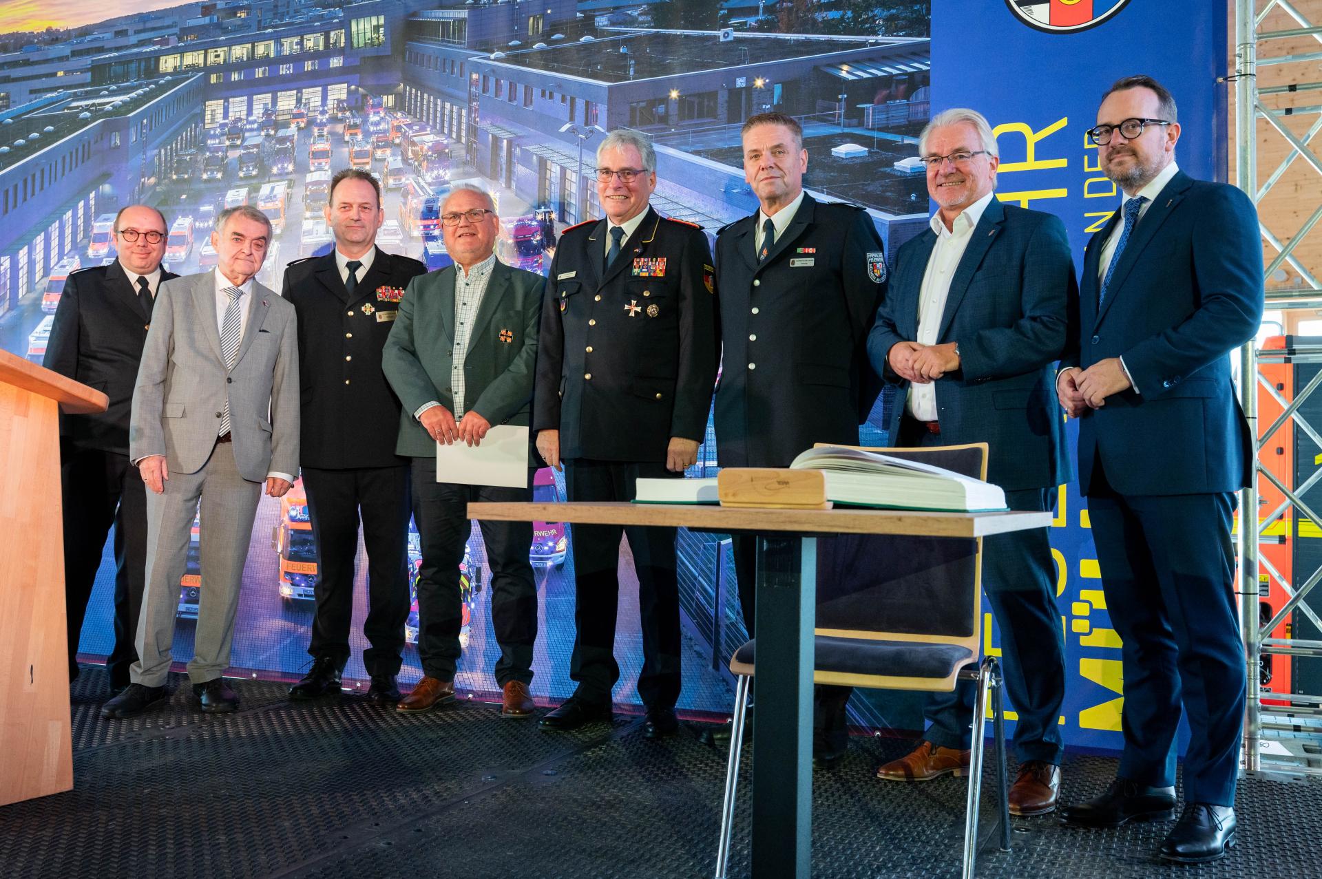 Geehrte und Ehrengäste stellen sich nach den Auszeichnungen zum gemeinsamen Gruppenfoto.
