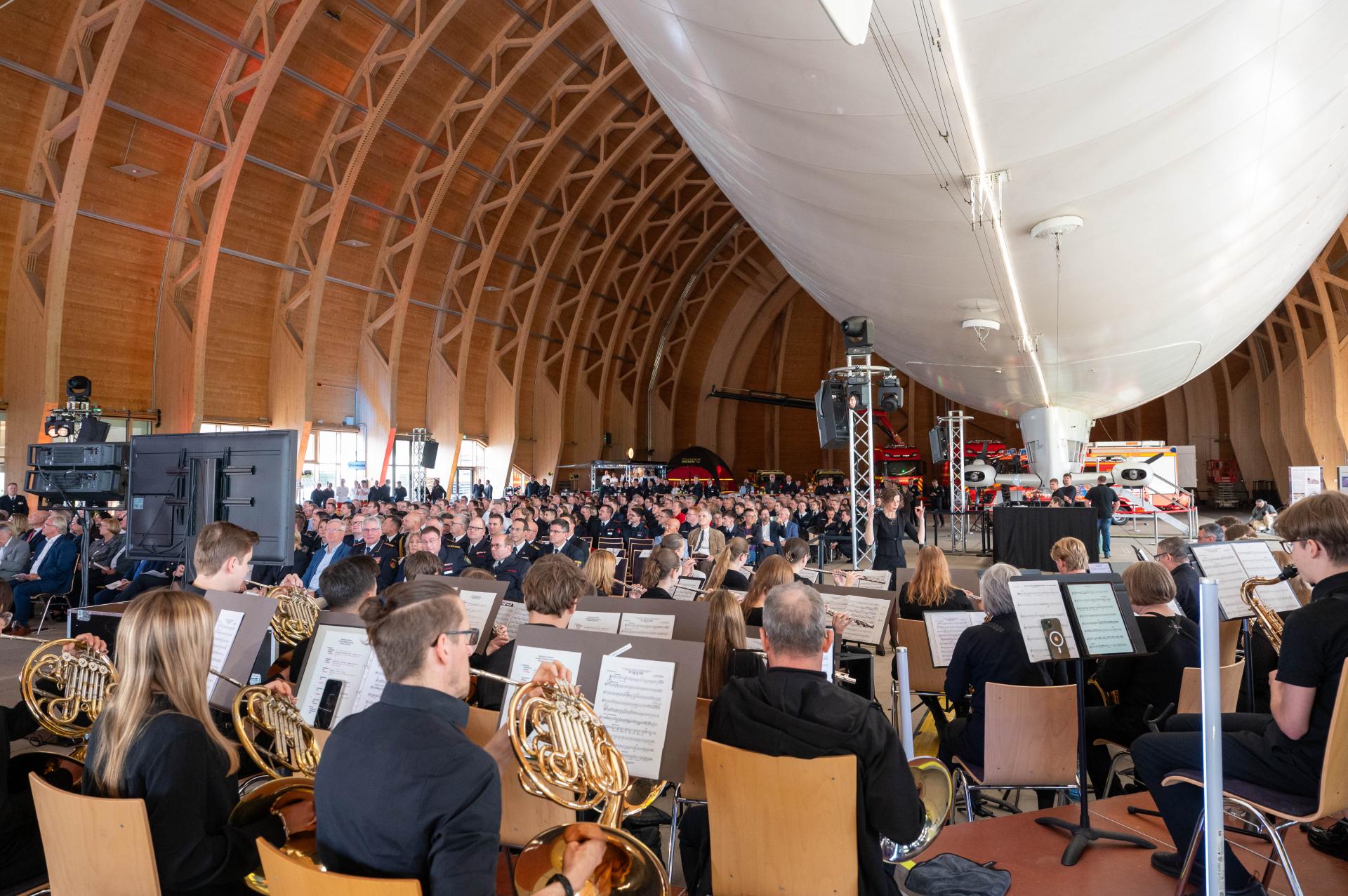 Das große Blasorchester der Musikschule Mülheim an der Ruhr und die Blasmusik Mark Hamm begleiteten den Festakt musikalisch.
