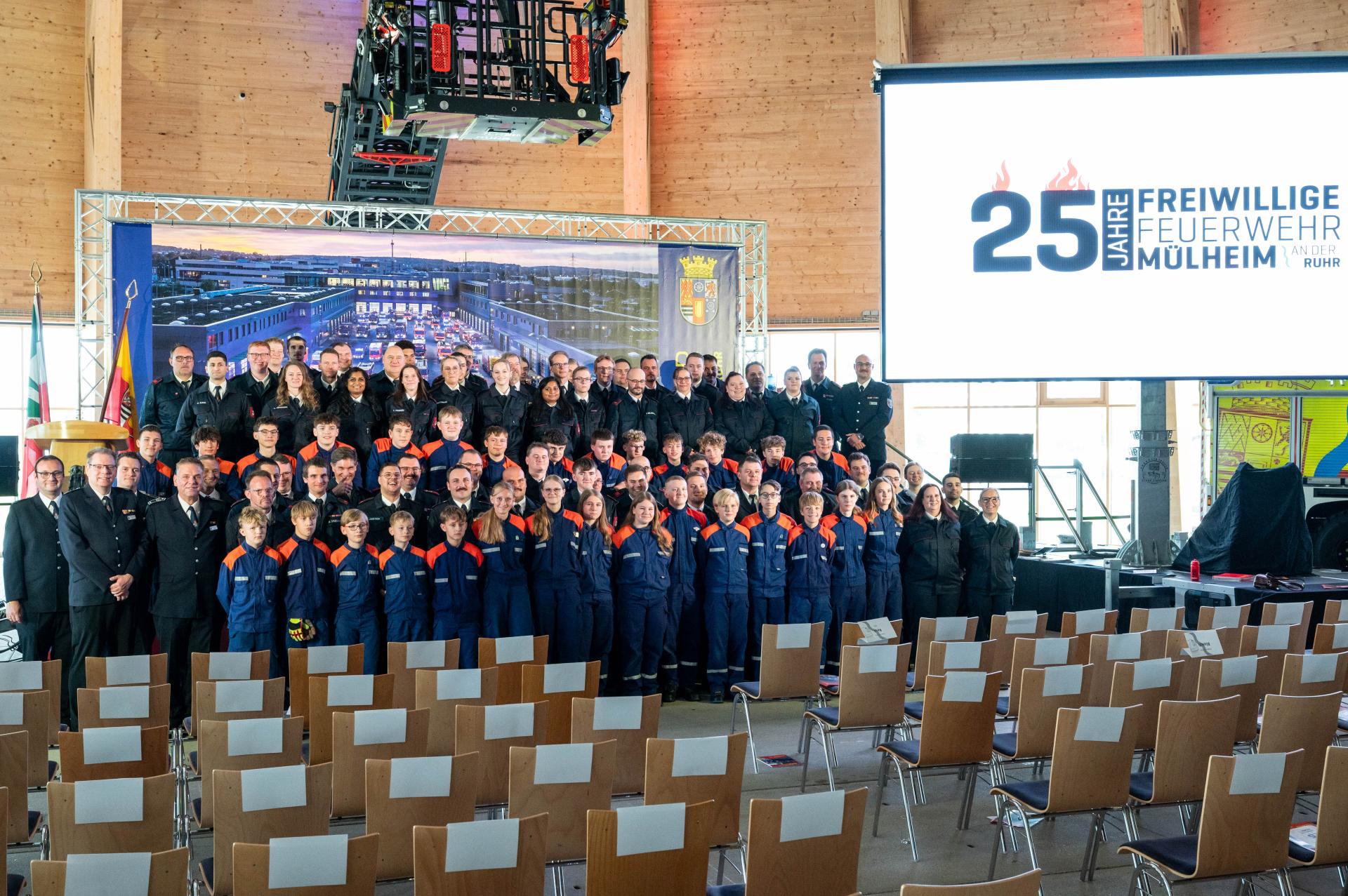 Mitglieder der Freiwilligen Feuerwehr Mülheim und der Jugendfeuerwehr beim Festakt zum 25-jährigen Bestehen in der WDL-Luftschiffhalle.