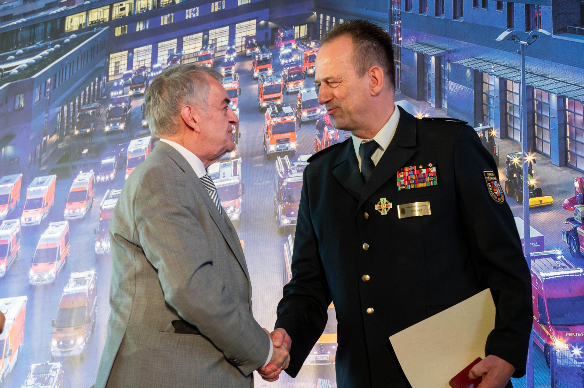 Innenminister Herbert Reul überreicht Feuerwehrleiter Sven Werner das Brand- und Katastrophenschutz-Verdienst-Ehrenzeichen in Gold des Landes Nordrhein-Westfalen.
