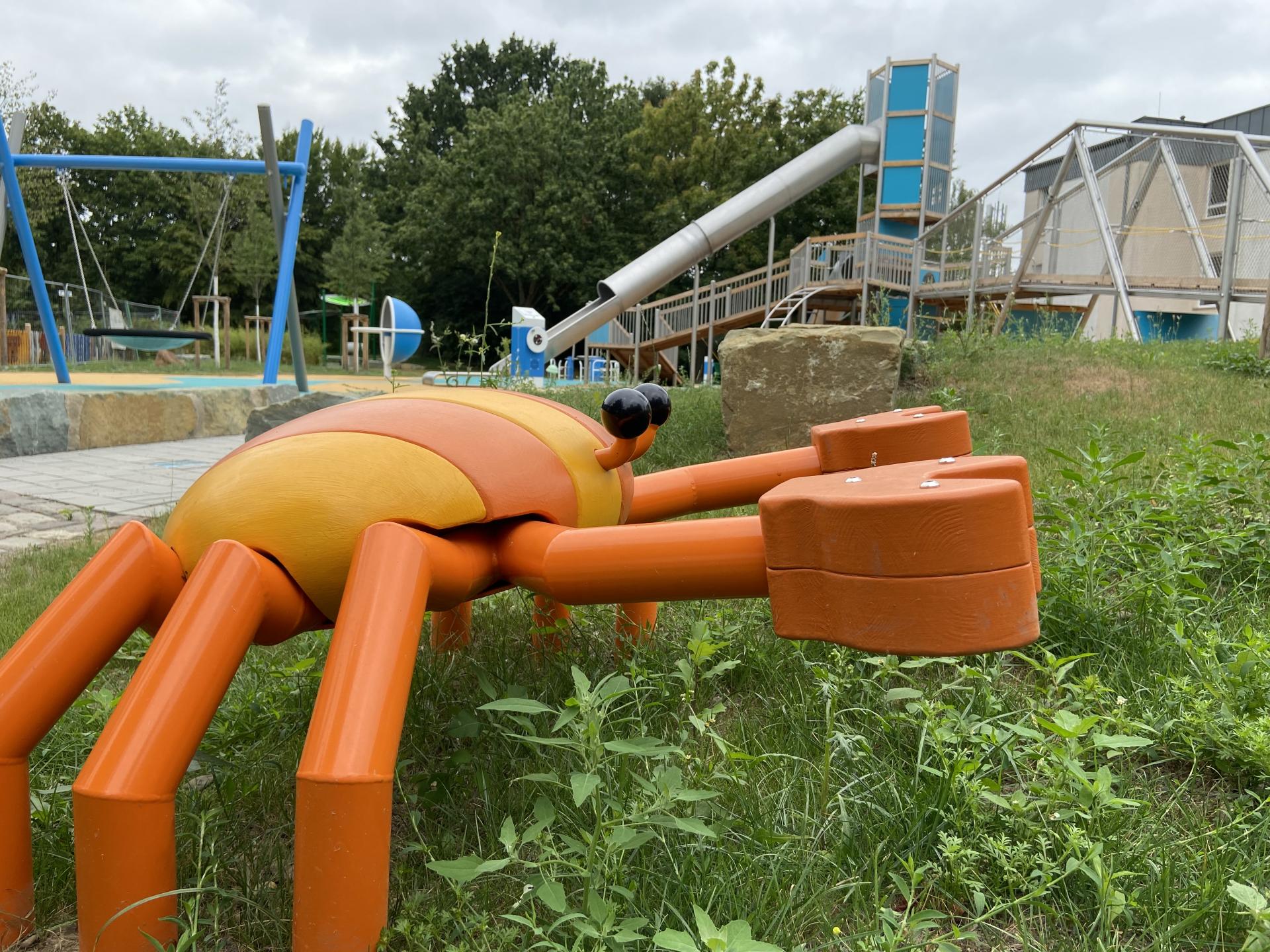 Krabbe auf Spielplatz Schloßberg
