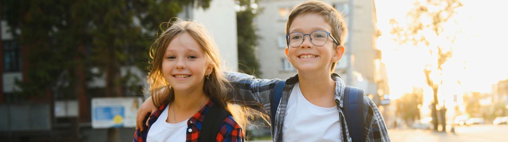 Ein Junge und ein Mädchen auf dem Weg zur Schule