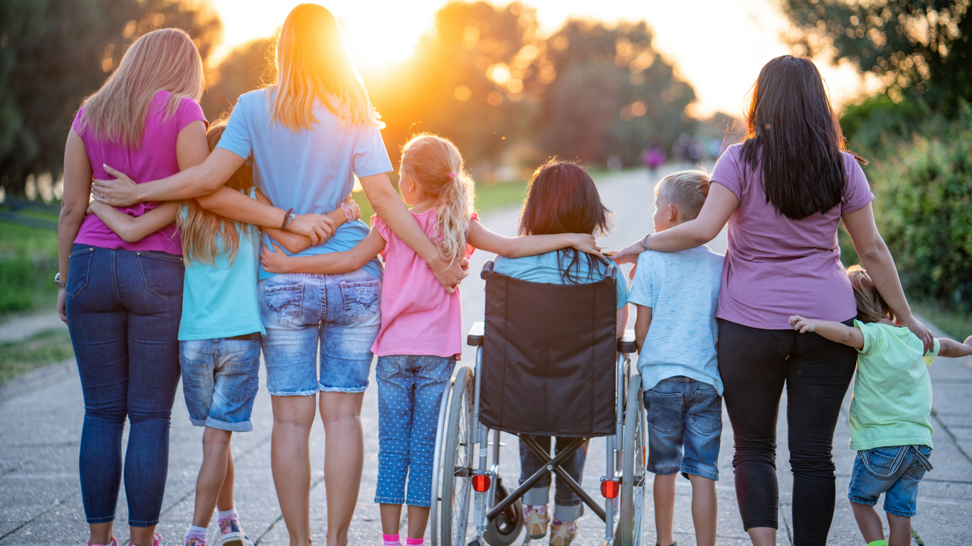 Kinder stehen Arm in Arm