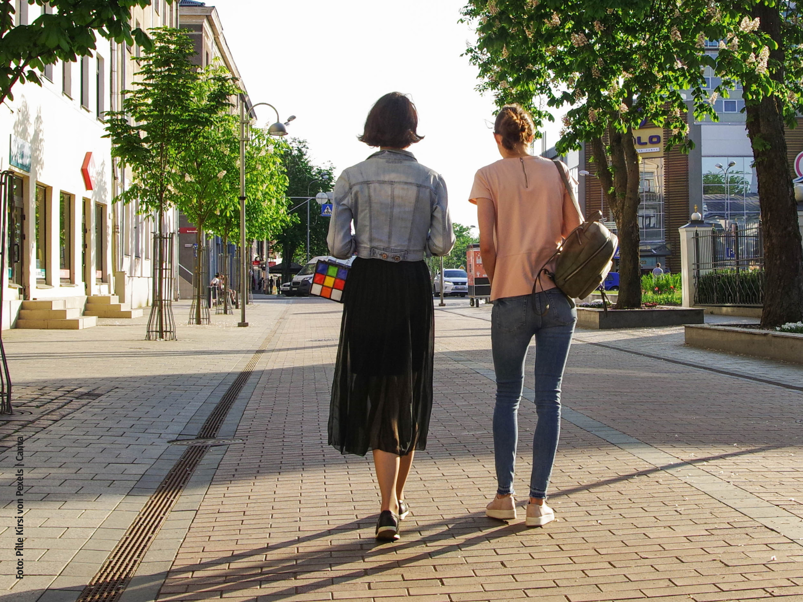 Frauen gehen spazieren in der Stadt